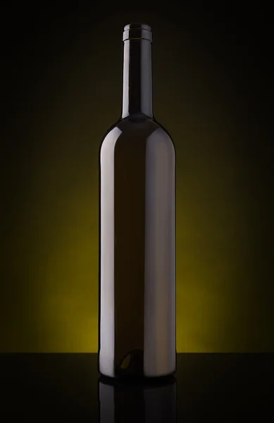 Botella vacía de vino sin etiqueta. Sobre un fondo oscuro. —  Fotos de Stock