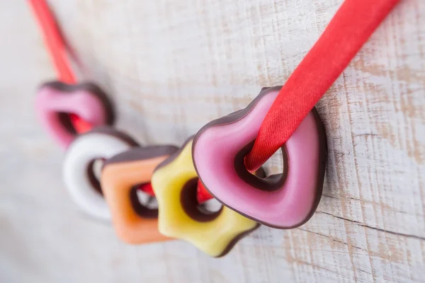 Cookies Valentine zetten in een rood lint. Close-up. — Stockfoto
