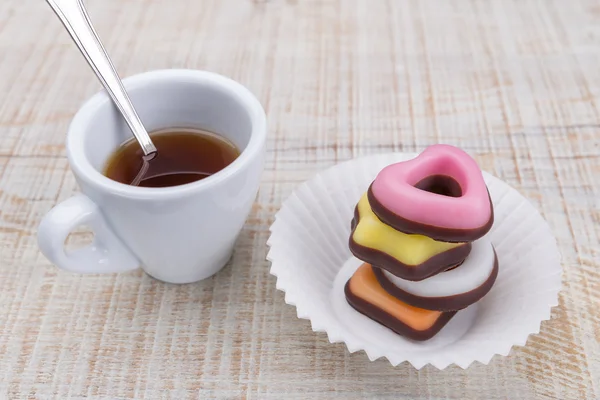 Valentine ciasteczka w stos w papierową serwetkę. Przy filiżance kawy. — Zdjęcie stockowe