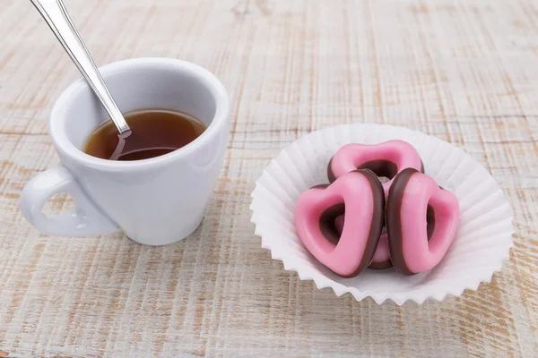 Cookies valentine harten in een papier servet. Met een kopje koffie. — Stockfoto