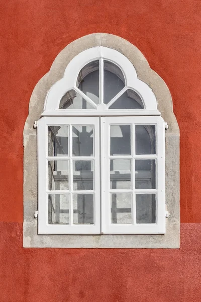 Vintage staré okno historické doby. Původní architektonické detaily. — Stock fotografie