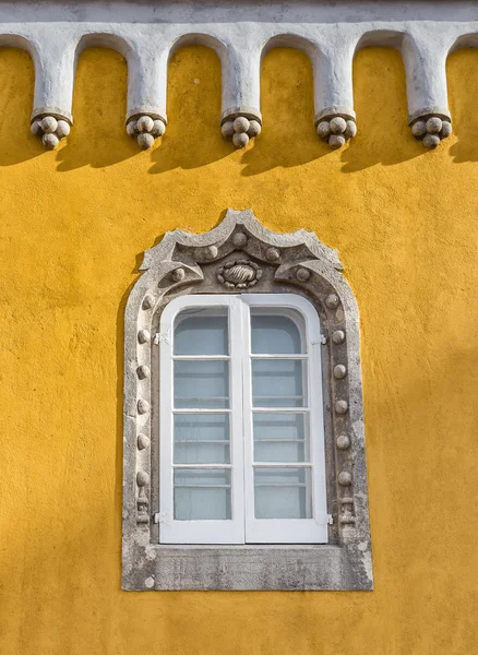 Vintage antik pencere kez kalenin Pena kralları. Sintra — Stok fotoğraf