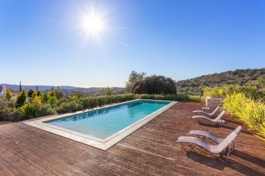 lüks yüzme havuzu için tatil. Güneş ile parkta.
