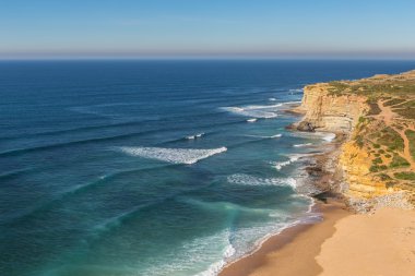 Ericeira Beach'te deniz sörfçüler için. Portekiz sonbahar.
