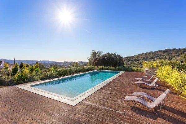 Piscina de luxo para férias. no parque com o sol. — Fotografia de Stock