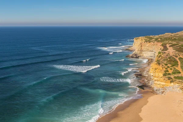 Praia de mar na Ericeira para surfistas. Outono de Portugal. — Fotografia de Stock