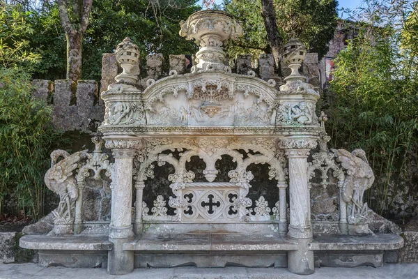 Doskonałe architektury ławki w antycznym stylu rokoko. Quinta regaleira sintra Portugalia. — Zdjęcie stockowe