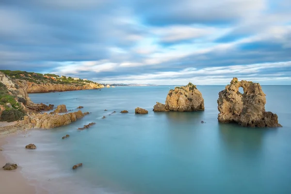 Moře zálivu s výhledem na města Albufeira. Rozmazané mraky při západu slunce. — Stock fotografie