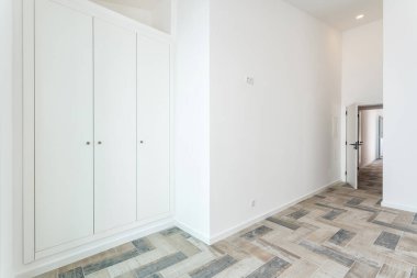 Emlak listeleme, döşeme desenleri, nötr beyaz duvarlar, geniş depo, yumuşak doğal ışık, taşınma için tasarlanmış...