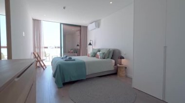 Doğal ışık, rahat bir yatak, şık bir dekor ve okyanus manzaralı özel bir balkona erişimi olan modern bir otel odasını aydınlatarak rahatlatıcı ve davetkar bir atmosfer yaratıyor.