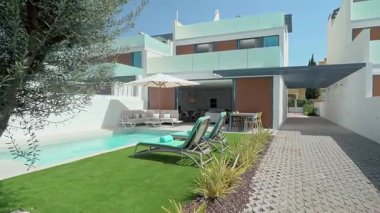 Şatafatlı bir villa, özel bir yüzme havuzu, dinlenme odaları, teras mobilyaları ve açık bir yaşam alanı sergiliyor, rahatlama ve eğlence için mükemmel bir ortam yaratıyor.