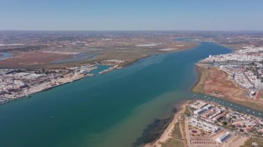 Guadiana Nehri üzerindeki İHA uçuşu Vila Real Santo Antonio 'nun kıyıları ile Guadiana Nehri üzerinde gerçekleştirilen İHA uçuşu arasında Vila Real Turkuaz Kanalı gösterildi.