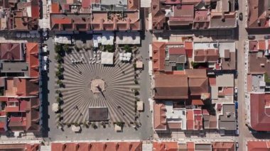 Vila Real de Santo Antonio 'nun tepeden tırnağa tarihi plazası Marques de Pombal radyal basamakları ve terasotta çatıları ve dar şebeke ile çevrili merkez anıtı.