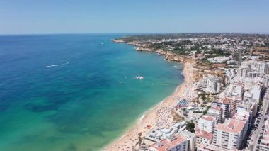 Kıyı manzarası, kayalıkları ve tekneleri olan deniz manzaraları, plajları ve uçurumları olan güneşli Akdeniz manzarası, kayalık burunları ve huzur dolu kıyı manzaraları