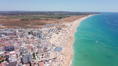 Güzel deniz manzarası, Serene sahil manzarası bol yeşillik ve gök mavisi suları, görkemli kıyı şeridi manzarası yemyeşil bitki örtüsünü ve parıldayan mavi deniz siluetini aydınlatıyor.