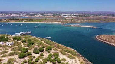 Tavira Portekiz 'in insansız hava aracı görüntüsü. Ria formozunun havadan görüntüsü. Turkuaz su, tekne ve bataklık adaları drone araştırması.,