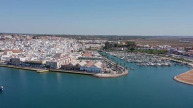 Ayamonte 'nin hava görüntüsü ayamonte marina beyazlatılmış kasaba sakin Guadiana Nehri demirli tekneler ve yatlar dar liman kanalları kumlu, güneşli çatıları saran sokaklar.