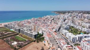 Geniş şehir manzarası, kıyı şeridinin hava perspektifi, geniş panoramik hava fotoğrafı pitoresk Atlantik kıyı şeridi ve kıyı altyapısı boyunca kentsel büyümeyi gösteriyor.
