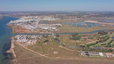 Ayamonte hava manzaralı ayamonte sahil şeridi guadiana altın ışığı beyazlatılmış kasaba tuz fabrikalarını ve bataklıkları saran nehir kanalı sahil uçurumlarını serin atmosferi sinematik dronu ortaya çıkardı.