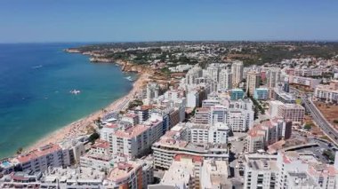 Skyhigh deniz kenarı inzivası, okyanus manzaralı Cliffside Oteli, kumlu kıyı şeritlerine bakan yüksek rakımlı tatil beldesi, aşağıdaki gök mavisi suları ve kumlu sahillere sahip yükseltilmiş uçurum tatil köyü.