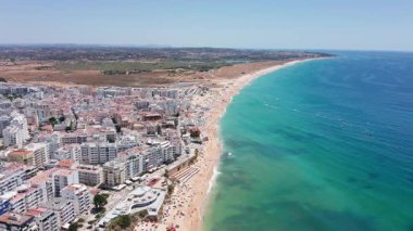 Canlı sahil manzarası, pırıl pırıl sularla parıldayan kıyı silueti, aktif caddeleri olan ışıl ışıl deniz kenti, ışıl ışıl parlayan körfezler ve meşgul kentsel ufuk.