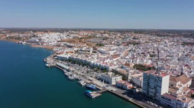 Ayamonte hava görüntüsü öğlen saatlerinde Guadiana Nehri 'nin sakin, bembeyaz binalar, marina rıhtımları, demirlemiş botlar, açık mavi su, geniş gezinti alanı ile birlikte deniz kenarı ayamonte hava görüntüsü.,