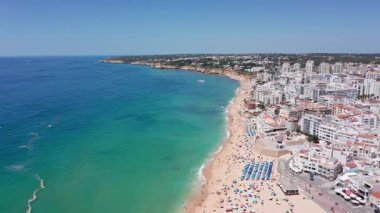 Canlı sahil manzarası, dinlenme ile dolu deniz bölgesi, tekneler ve ziyaretçilerle dolu Dinamik sahil, su aktiviteleri ve tatilcilerle dolu aktif kıyı bölgesi.