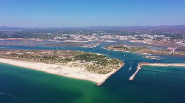 Tavira Portekiz 'in hava görüntüsü geniş lagün ağızlı ve turkuaz sığ ve kumlu sahil rehberli turkuaz tur rehberli Ria formosa' dan geçen geniş kanalı.
