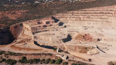 Hava bankının yakın çekim seviyeleri bozulma yığınlarını, teraslı kesik hatları, örnek noktaları ve erişim rampalarını, açık katman ve açık ışık altında çalışma çukurları ile detaylı jeoloji perspektifini ortaya çıkarıyor.