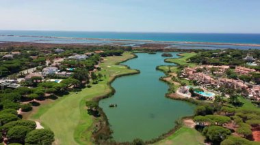 Vale de Lobo Opulent İHA kayıtları elit deniz kenarı kaçış sahneleri sergiliyor, kaliteli hava sinematografisi çarpıcı kıyı şeridiyle gelişmiş okyanus manzaralı tatil sığınağı yakalıyor.