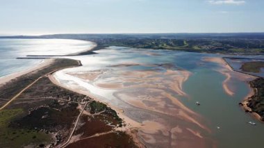 Portekiz, Algarve 'deki Alvor haliç üzerindeki hava aracı görüntüsü gelgit kumsallarını, kıyı sularını ve güneş ışığı altındaki yansıtıcı suları gösteriyor. Doğal güzellik ve ekolojik çeşitlilik kavramı