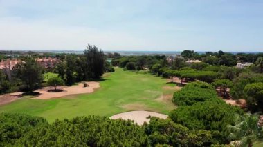 Vale de Lobo Güzel okyanus manzaralı golf sahaları, kumlu plaj manzaralarıyla çevrili yemyeşil golf sahaları, yemyeşil ve kumlu arazi içeren okyanus manzaralı golf sahaları.