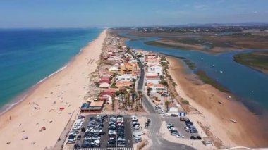 Canlı sahil yerleşim yeri manzarası, canlı yaşamla dolup taşan pitoresk sahil topluluğu, renkli çatıları ve işlek kıyı şeridi olan canlı deniz kenarı köyü manzarası.