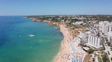 Parlak sahil yolculuğu, enerjik deniz seyahati heyecan verici ve sakin bir kıyı gezisi, canlandırıcı aktiviteleri huzurlu manzaralar ve boş zamanların birleşimi.