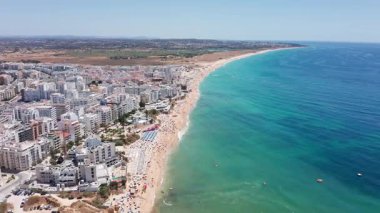 Renkli yamaç oteli, parlak oteller ve gök mavisi sularıyla dolu liman bölgesi, canlı mimarisi ve canlı turkuaz körfez manzaralı enerjik sahil kaçamağı.
