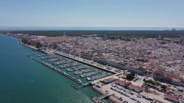 Vila Real de Santo Antonio Portekiz 'in canlı turkuaz sulara ve kıyı şeridine tepeden bakan muhteşem yüksek görüş açısına ait hava görüntüsü Vila Real Santo Antonio' nun hava perspektifi