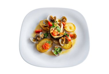 İstiridyeli, karidesli ve renkli sebzeli güzel bir deniz ürünleri tabağı. Gurme mutfağının tazeliğini ve yaratıcılığını ön plana çıkarıyor.