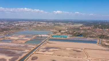 Görüntü Guadiana nehri boyunca uzanan Guadiana Uluslararası Köprüsü 'nü gösteriyor. Manzara Vila Real Santo Antonio ve Ayamonte 'yi içerir..