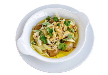 Lezzetli bir deniz ürünleri sergisi taze balıklar, taze otlar ve renkli sebzeler, zeytinyağı dolu beyaz bir kasede güzelce dizilmiş.