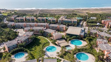 Albufeira, Salgados 'ta tatil köyleri ve havuzlar, Algarve kıyısı boyunca yer almakta ve güneşli bir günde bölgenin planını yukarıdan göstermektedir..