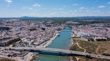 İnsansız hava aracı Algarve 'de Gilao nehrinin içinden geçerken Tavira' yı yakalar. Su boyunca yollar ve botlar görülebilir, yerel hayat ve manzaralar sergilenir..