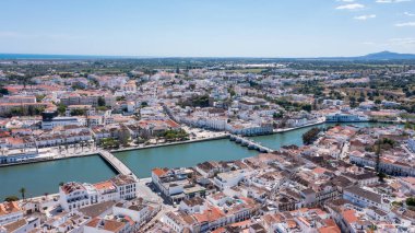 Tavira, Portekiz 'in Algarve şehrinde bir İHA tarafından ele geçirilmiş tarihi bir kasaba. Güneşli bir günde binaları, Gilao nehrini ve manzarayı görebilirsin..