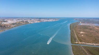 Bir İHA, Portekiz 'deki Vila Real Santo Antonio ile İspanya' daki Ayamonte 'yi Guadiana Nehri üzerinden birbirine bağlayan Guadiana Nehri' nin görüntüsünü yakalar..
