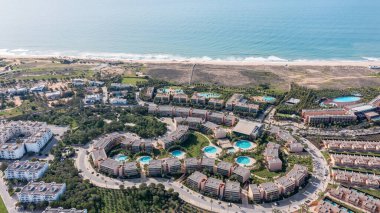 Albufeira 'daki Salgados bölgesini yukarıdan keşfedin, Algarve bölgesindeki sahil şeridini, tatil beldelerini ve çevresindeki manzaraları gösterin..