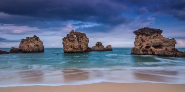 Dramatik panorama beach Albufeira. Fırtınadan önce. Portekiz.