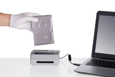 Yükleme sabit disk ve dok okuyun. Bilgisayara bağlanması.