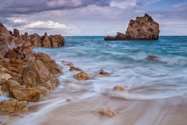 Bulanık dalgalar sahile çalıştıran. Fırtına öncesi sessizlik güzel manzara. — Stok fotoğraf