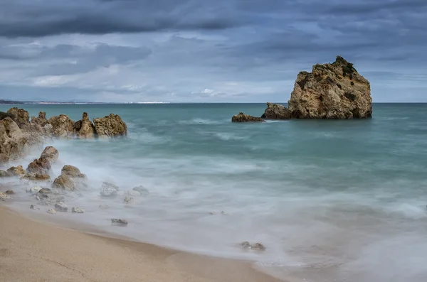 Seascape före stormen. Albufeira beach Arrifes. — Stockfoto