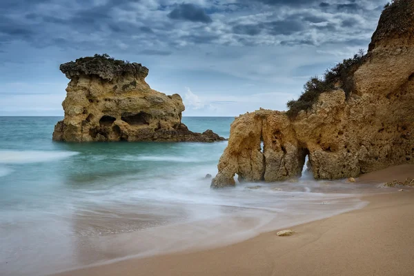 Vlny na pobřeží Albufeira. Před bouří. Portugalsko. — Stock fotografie