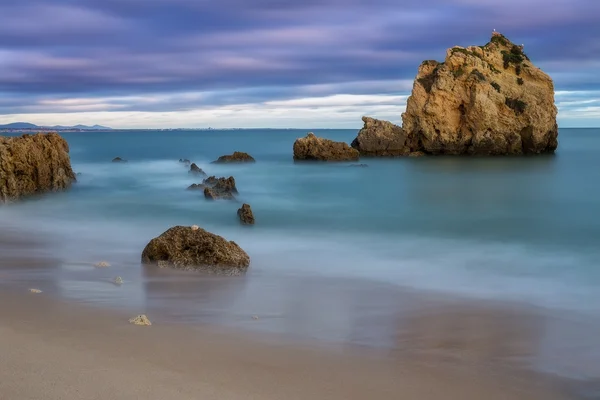 Dramática por do sol sobre o mar. Nuvens e ondas turva. — Fotografia de Stock